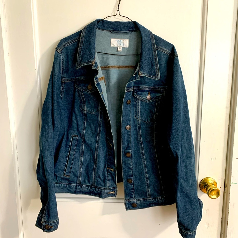 Women’s dark washed jean jacket